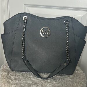 Michael Kors Gray Tote with Elegant Design
